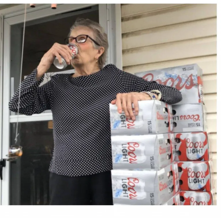 Em isolamento, idosa de 93 anos pede cerveja e ganha 150 latas