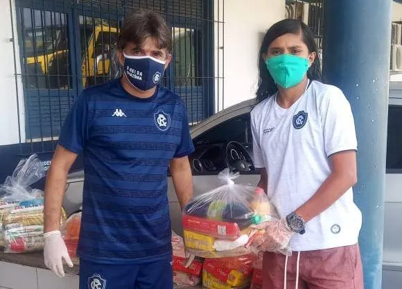 Elenco remista de futebol feminino recebe cestas básicas no Baenão
