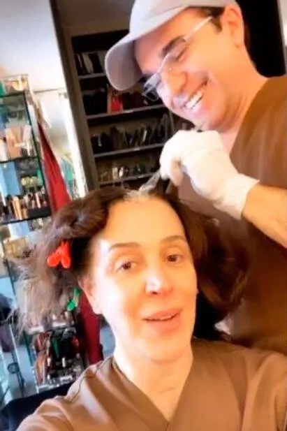Claudia Raia dividiu com seguidores um vídeo em que o marido, o ator e bailarino Jarbas Homem de Mello a ajuda a pintar os cabelos