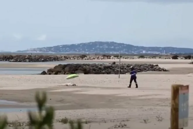 Polícia invade praia para deter banhista e encontra boneca inflável abandonada. Veja!