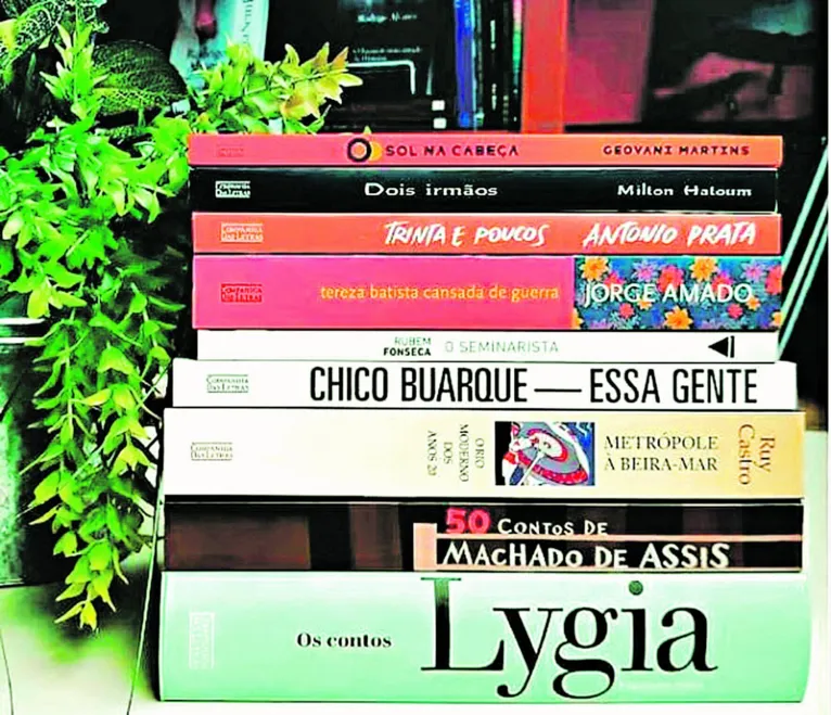 "Precisa estar sempre mudando eles de posição. Quando eles ficam muito tempo compactados na estante, podem acabar deformando”, Deborah Miranda, livreira