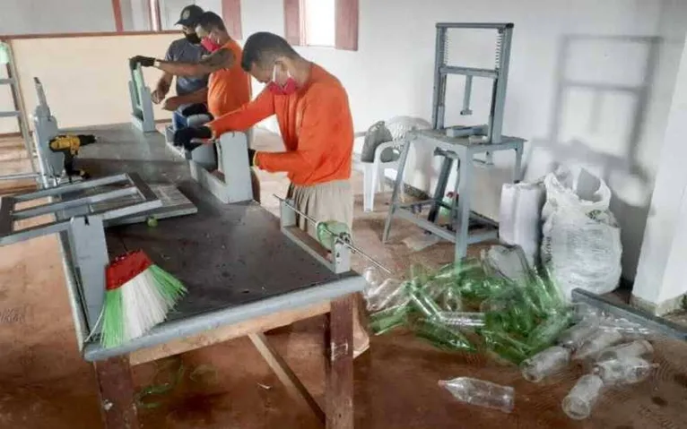 Neste primeiro mês, serão produzidas 3 mil vassouras.