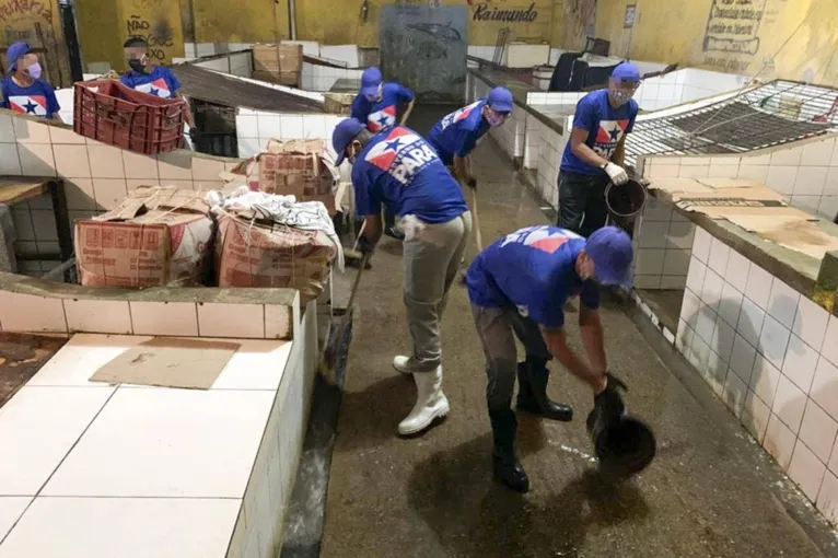 Internos da Colônia Penal limpam a feira do Paar, em Ananindeua