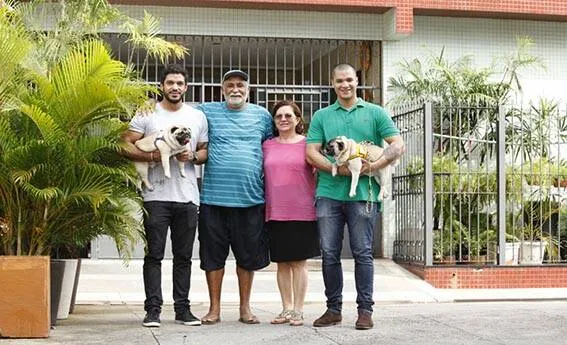 A família Castanho define seus planos comerciais: Chicão e Dona Carmem reabrirão com toda força, logo depois da pandemia, o Remanso do Peixe, na Barão. E os irmãos Thiago e Felipe, que acabam de entregar o antigo ponto do Remanso do Bosque, partem focados para abrir no segundo semestre, a Bayuca, na Braz, quase em frente ao Colégio Nazaré, em projeto de Caíque Lobo e fachada assinada por Marinaldo Santos