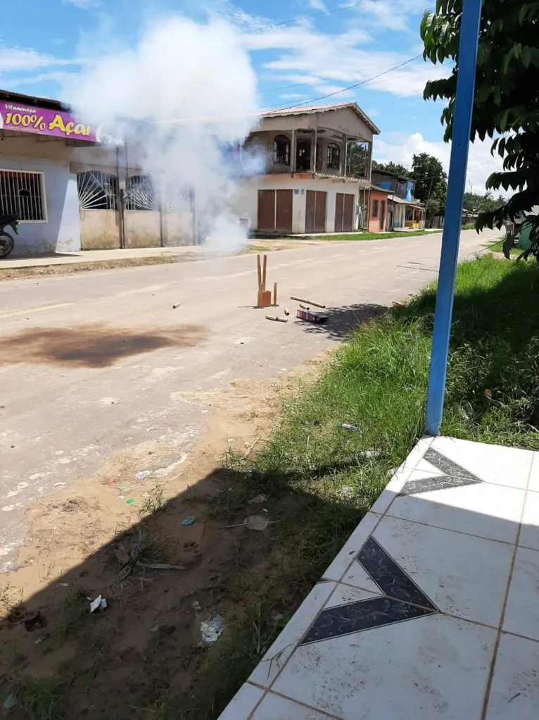 Nas ruas, os moradores usaram fogos para chamar a atenção do poder público 