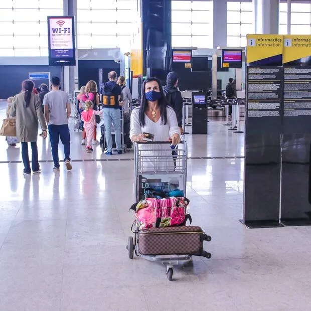 Mascarada, Gretchen fura quarentena e embarca para França