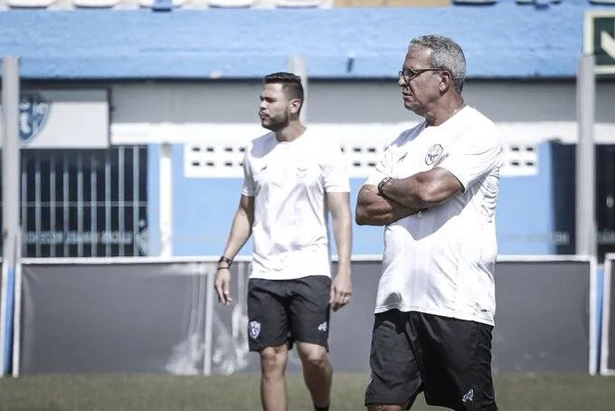 Técnico Hélio dos Anjos fez várias críticas e analisou o atual panorama do futebol