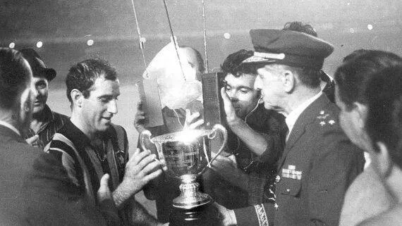 Gérson recebe taça de campeão da Taça Guanabara pelo Botafogo, em 1967