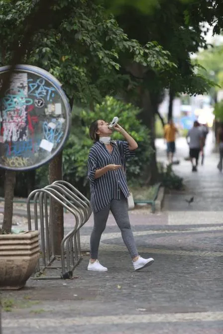 Ingrid Guimarães deixa quarentena e sai com máscara no pescoço