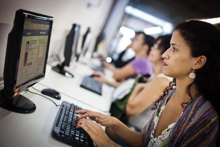 Enquanto artistas fazem suas apresentações com lives, empresas usam a tecnologia para vários fins