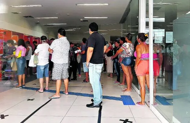 Nos bancos, período de pagamentos aumentou filas 