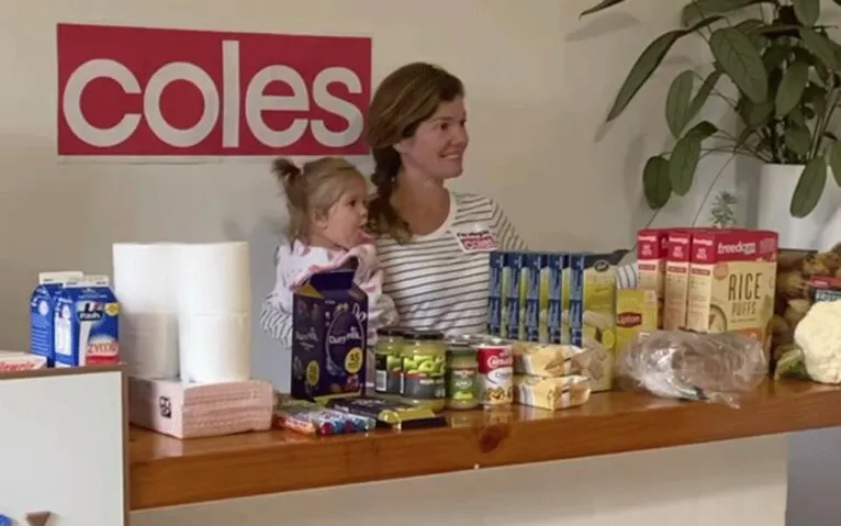 Família monta supermercado em casa para vovó com alzheimer fazer compras 
