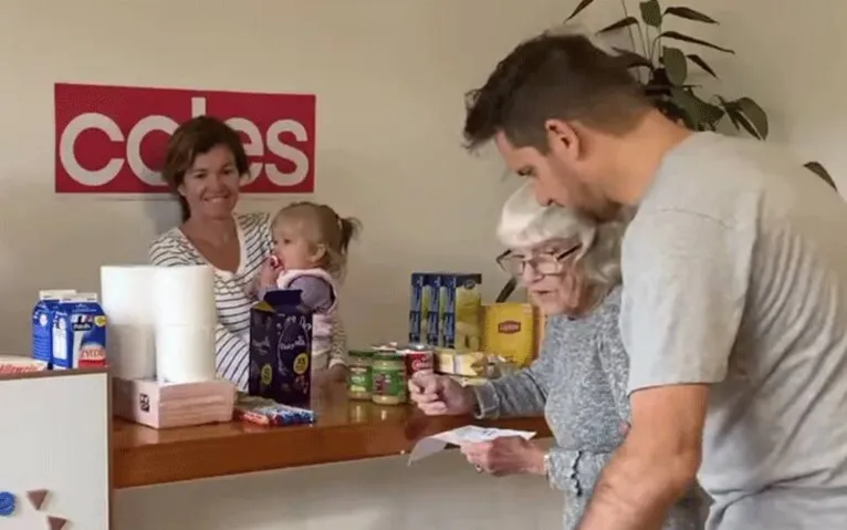 Família monta supermercado em casa para vovó com alzheimer fazer compras 