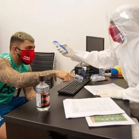 Gabigol realizando exames no CT Ninho do Urubu