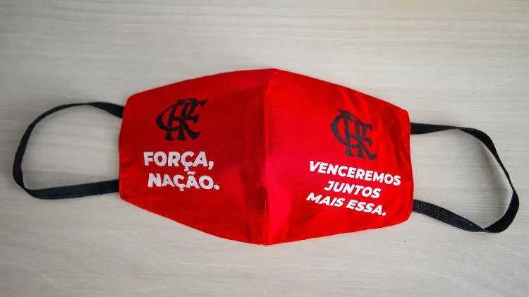 Máscara personalizada usava pelo elenco