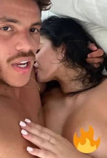 Jogador da seleção publica foto na cama com uma mulher nua