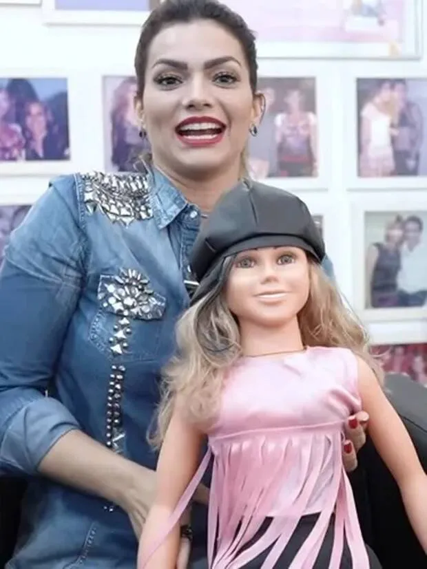 Filha de Kelly Key mostra boneca da mãe e diz ter pavor dela. "Toda a família tem medo"