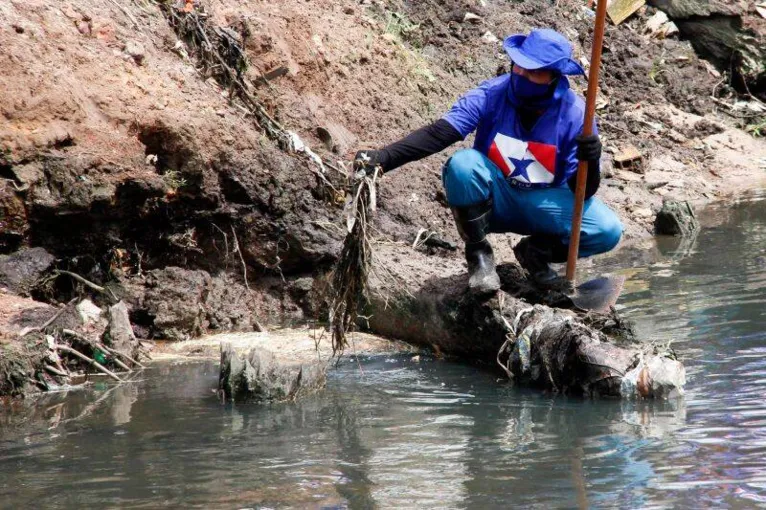 Para reduzir alagamentos, cerca de 40 km de canais recebem limpeza em Belém 