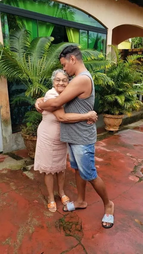 Niltinho com a mãe, logo após os dias internado no Hospital de Campanha do Hangar.