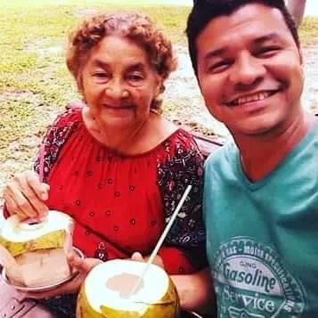Nilton já recuperado com a mãe em comemoração a recuperação. 
