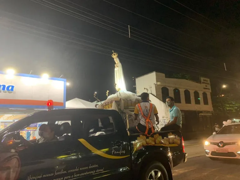 Fieis acompanham das portas de casas procissão de Nossa Senhora de Fátima em Belém