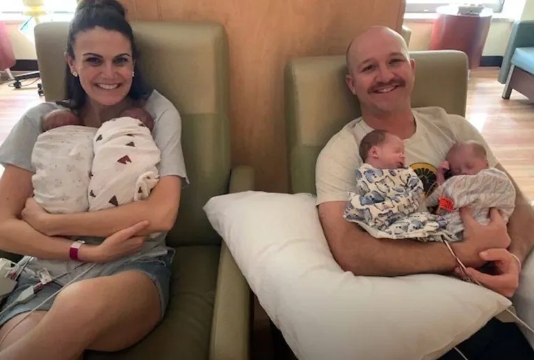 Os pais Jenny e Chris com seus quadrigêmeos idênticos