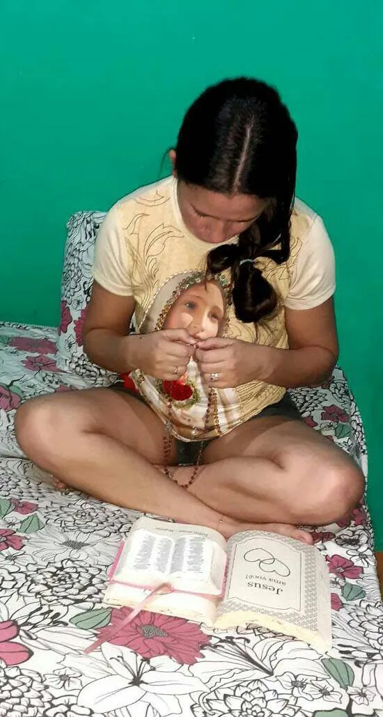 A jovem Renata Vilhena, foi diagnosticada com Covid-19 e se recupera em casa, não perde o terço das 18h.