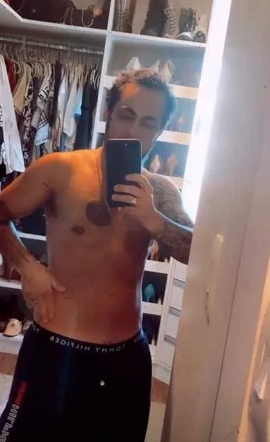 Sem camisa, Thammy exibe tanquinho sarado e leva fãs ao delírio; veja!