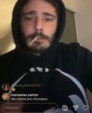 Ator da Record fuma "cigarro de maconha" em live com fãs