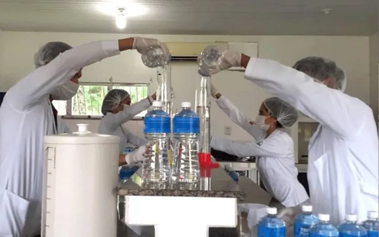 Covid-19: Estudantes de Química e Biologia da Uepa de Cametá produzem álcool 70º