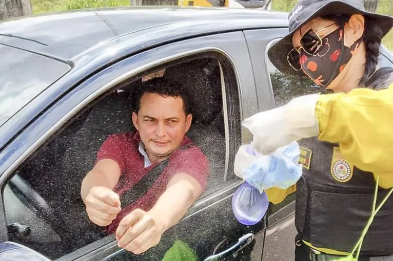 Detran distribui máscaras a condutores e passageiros durante fiscalização na BR-316