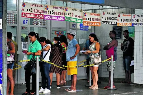 Nas lotéricas, distanciamentos não estavam sendo respeitados pelos clientes