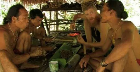Audun Amundsen com integrantes da tribo indonésia que o acolheu