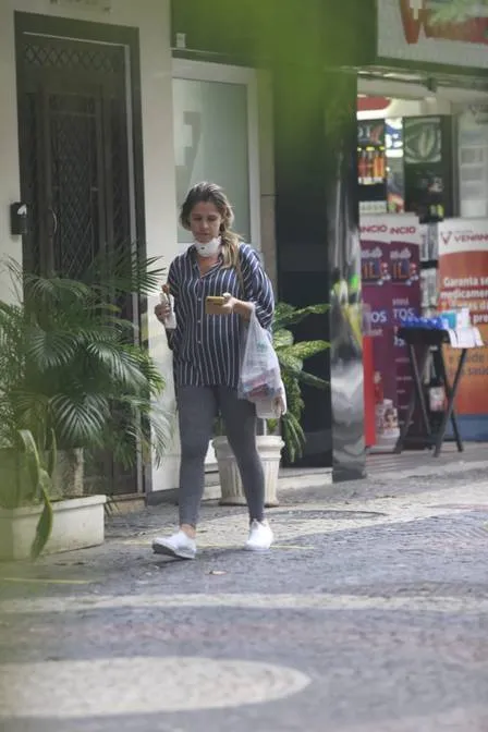 Ingrid Guimarães deixa quarentena e sai com máscara no pescoço