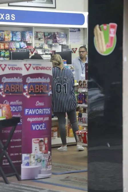 Ingrid Guimarães deixa quarentena e sai com máscara no pescoço