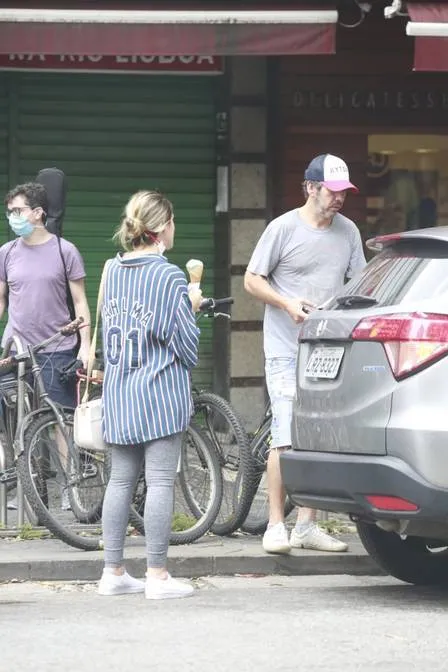 Ingrid Guimarães deixa quarentena e sai com máscara no pescoço