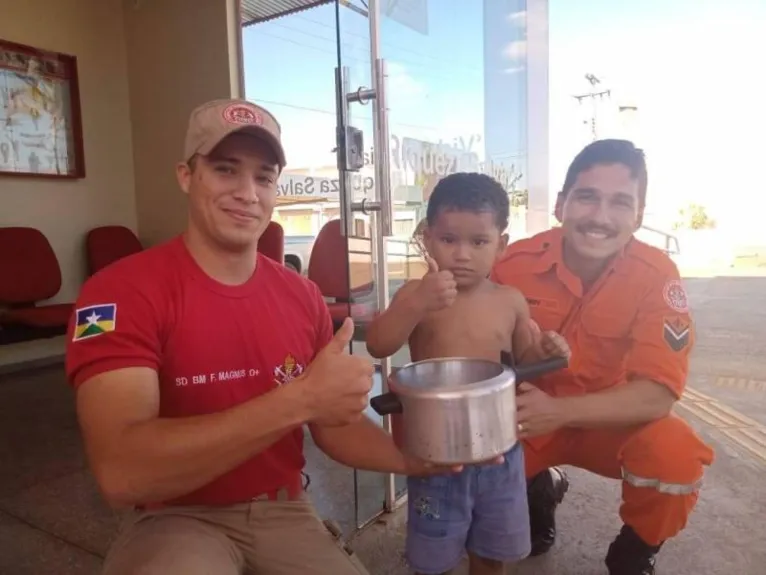 Criança de 3 anos é socorrida após prender cabeça em panela de pressão