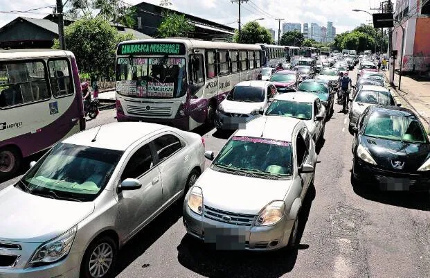 Na Boulevard Castilhos França, muito engarrafamento mesmo com bloqueios da Semob

