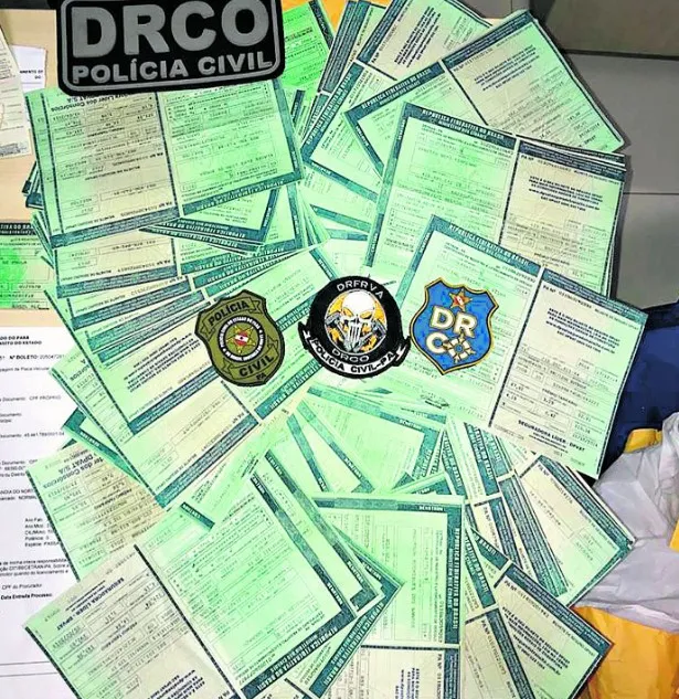 Além dele, outro homem, que teria sido contratado de maneira informal, para trabalhar como atendente no balcão, também acabou preso. Ele disse que aceitou o convite do gerente para trabalhar sem vínculo no órgão público

