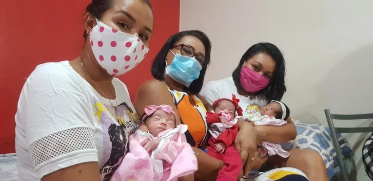 Michelle, a mãe (no meio) conta com ajuda da família para cuidar das "mais velhas".
Giovana ainda está no hospital se recuperando 