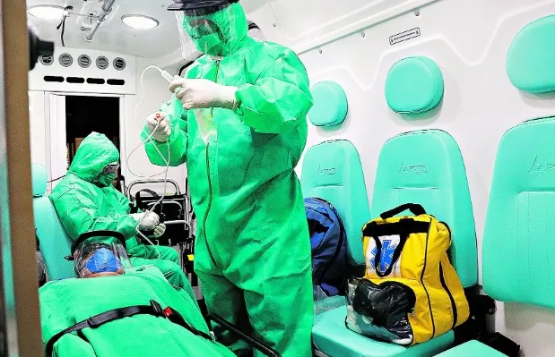 Veja um pouco da rotina dos profissionais que atuam em ambulâncias, com toda a paramentação necessária para reduzir ao mínimo o risco de contágio pelo novo coronavírus

