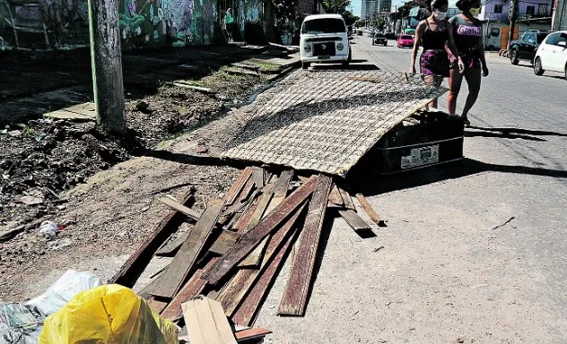 Ciclistas e pedestres têm de desviar do lixo na travessa Mauriti


