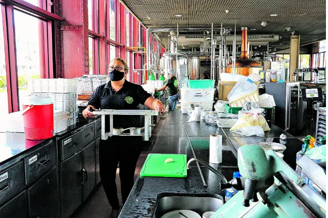 Após 100 dias fechados, estabelecimentos poderão funcionar com novas medidas de higiene e distanciamento social. Para isso, lotação foi reduzida e até cardápio foi modificado para atender os clientes que devem retornar

