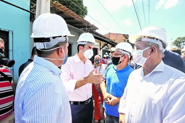 O governador Helder Barbalho visitou as obras no Tapanã acompanhado de outras autoridades

