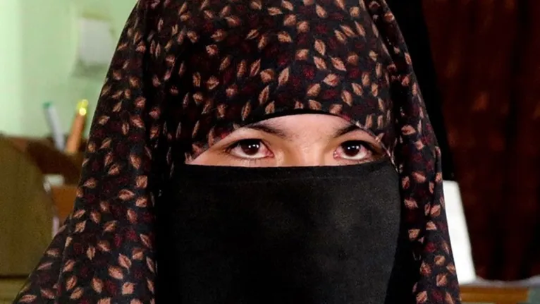 A menina usou uma AK-47 para matar os assassinos dos pais
