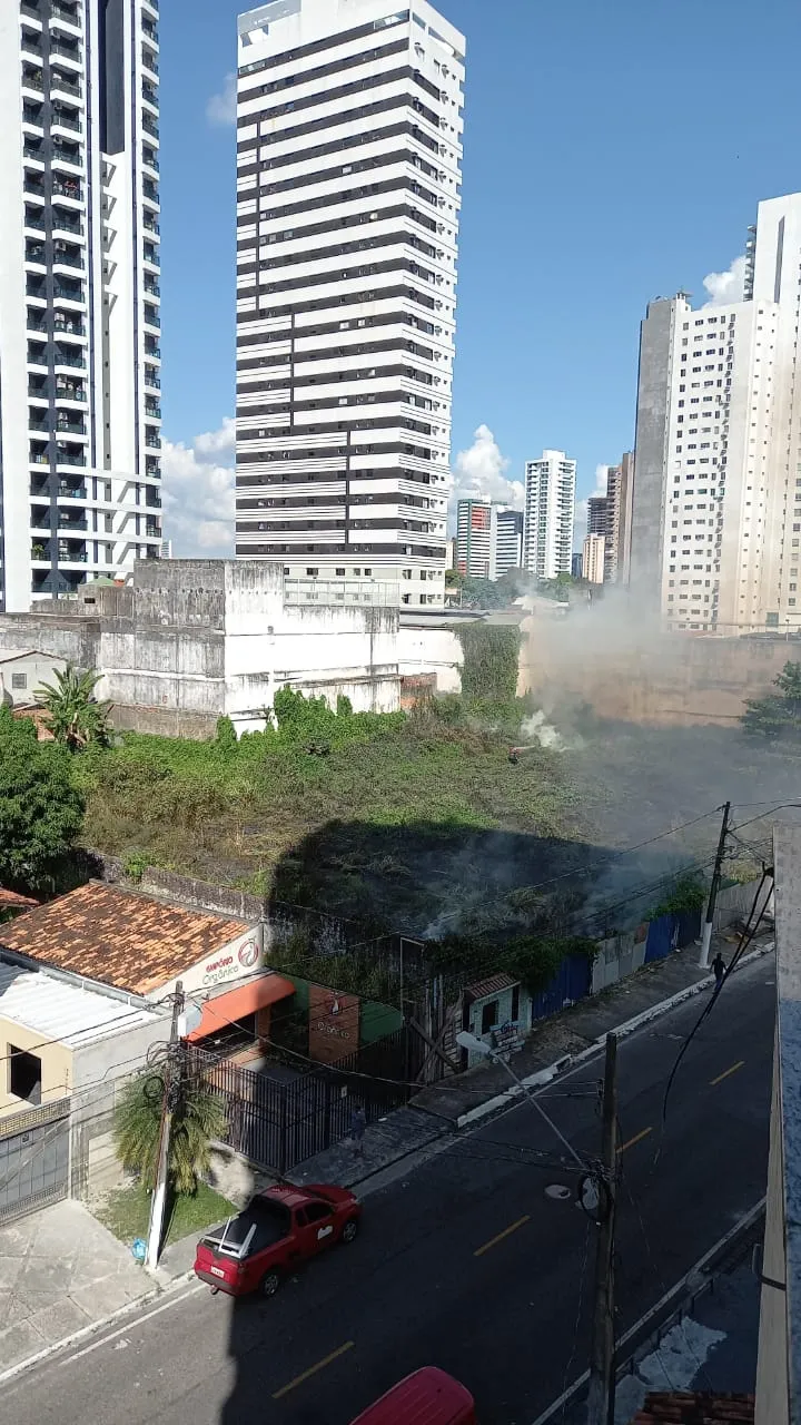 Terreno no Umarizal pega fogo e assusta moradores
