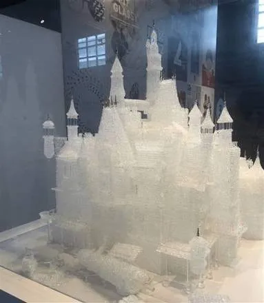 Crianças quebram castelo de vidro de R$ 330 mil em museu