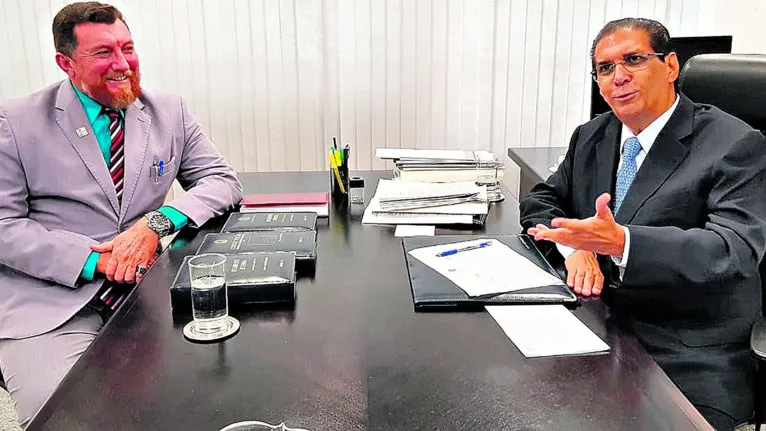 O senador Jader Barbalho, ao lado do vice-prefeito de Curuá, Cícero Bezerra. Município é um dos contemplados com recursos para adquirir unidade fluvial 
