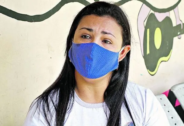 Dione Nascimento,  costureira