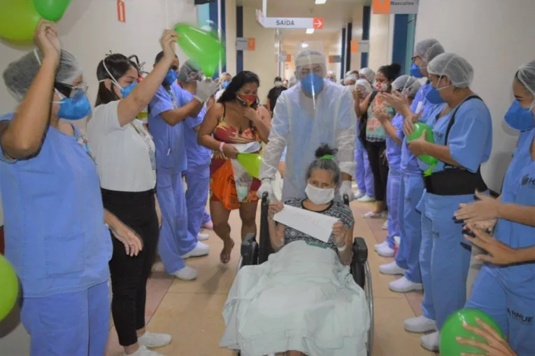Idosa recebe alta de hospital e faz relato emocionante: "Eu nasci de novo!"